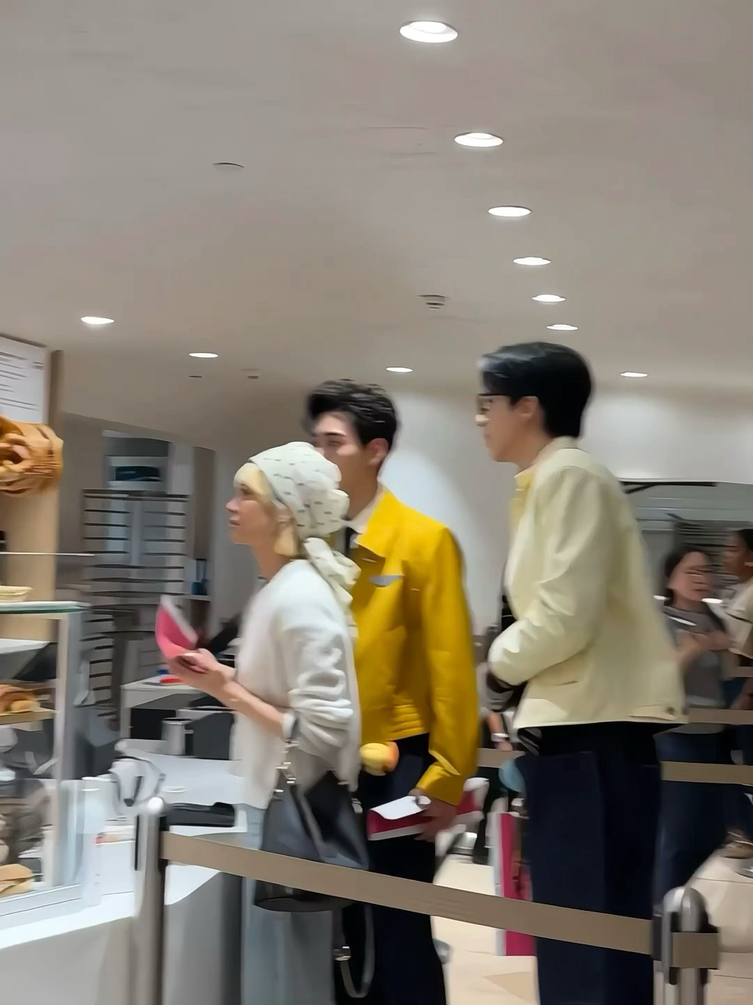 宋茜地球超新鲜 路人偶遇买🍞的西西生图live也如此美萌捏