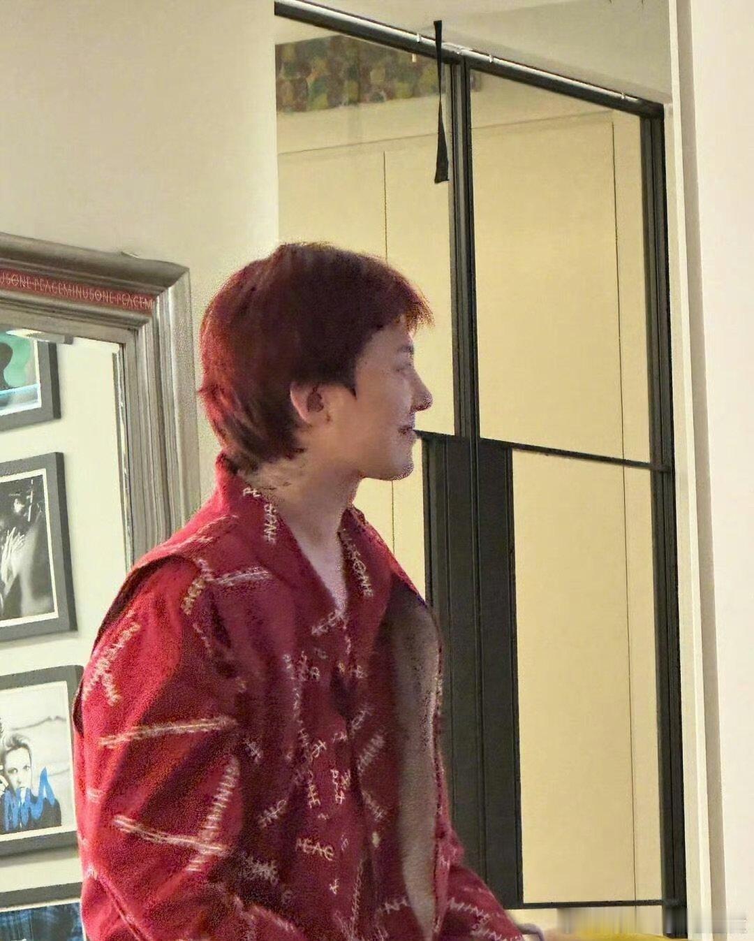 #权志龙居家生活照# 权志龙居家生活照释出，好帅气！ ​​​
