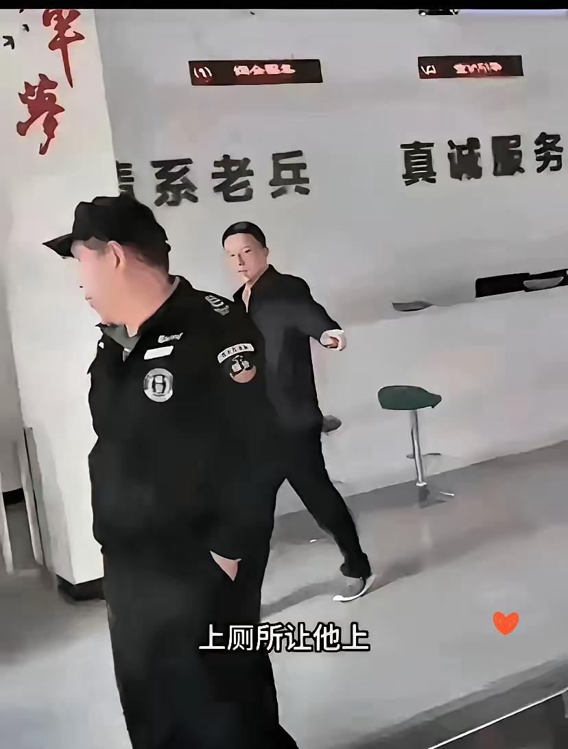 墙上写着，情系老兵，真诚服务，迟伍老兵要尿尿都不让，这是不人道啊！
关键是人家内
