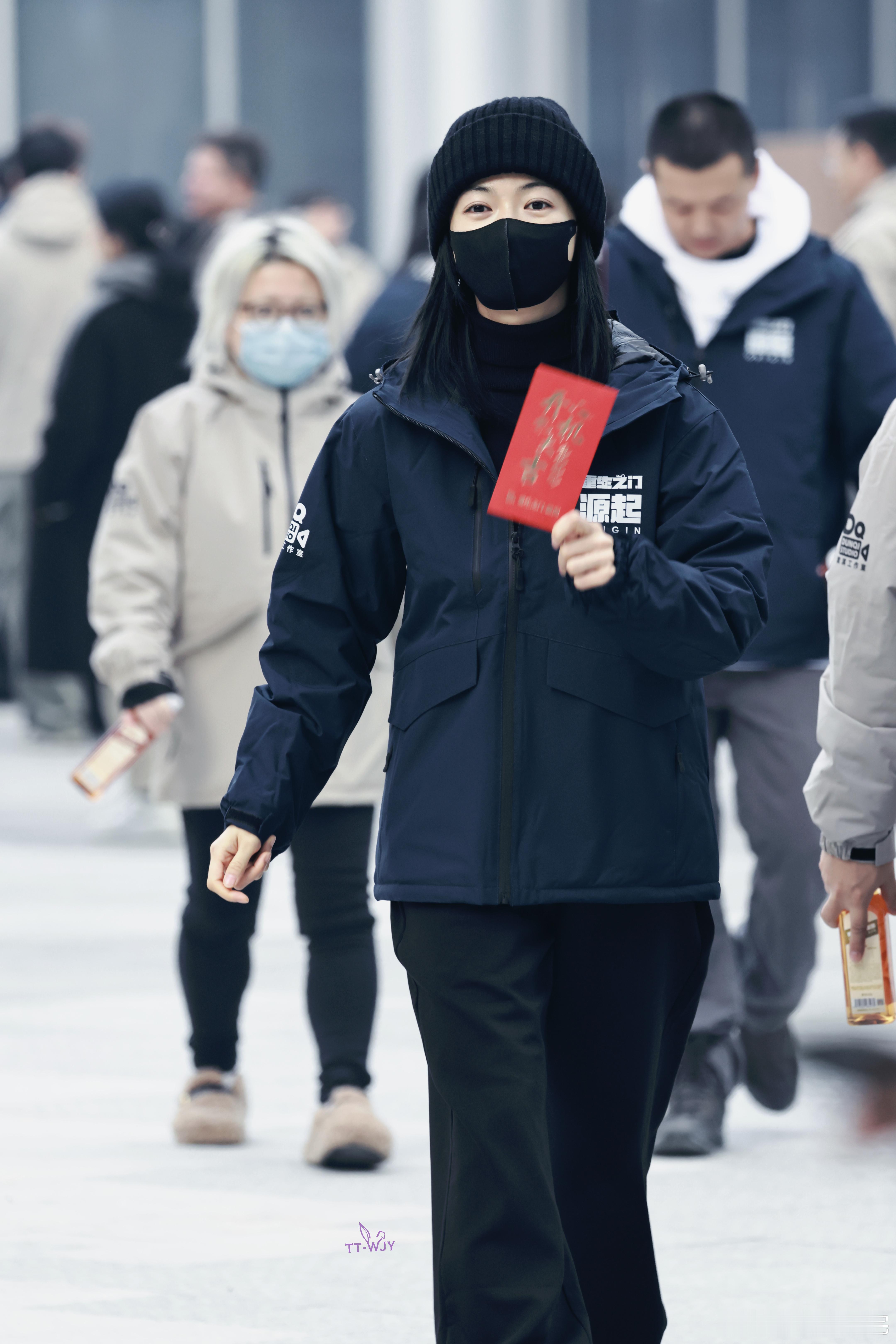 吴谨言重生之门妆造 无缝进组的吴姐太拼了！《重生之门源起》年代感妆造复古韵味十足