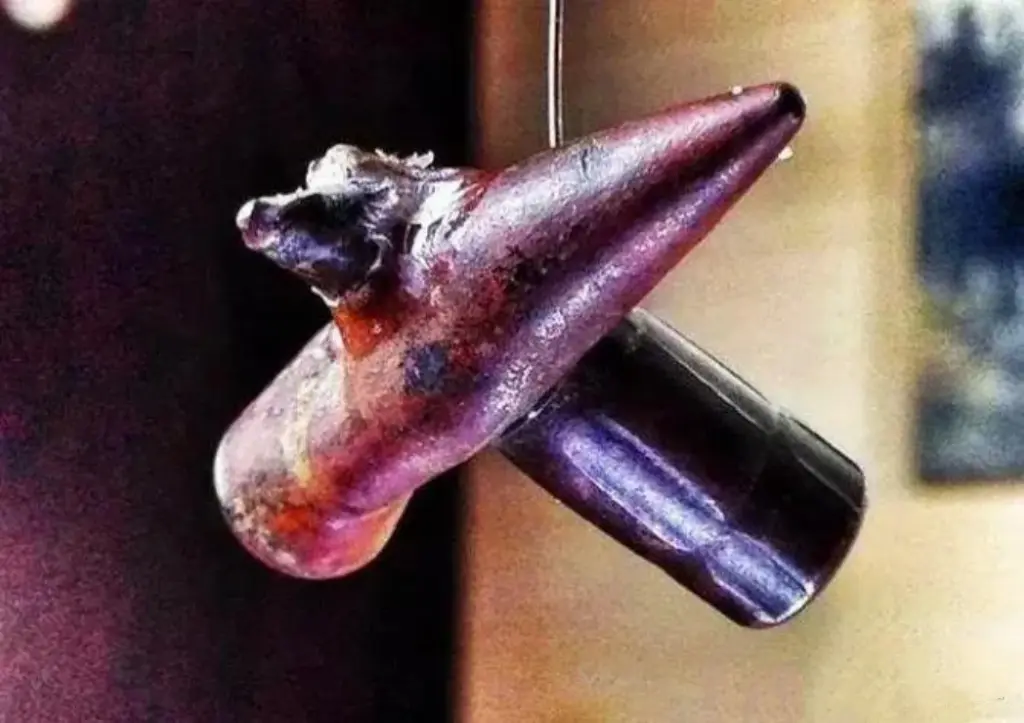 一张真实子弹相撞后嵌为一体的珍贵照片