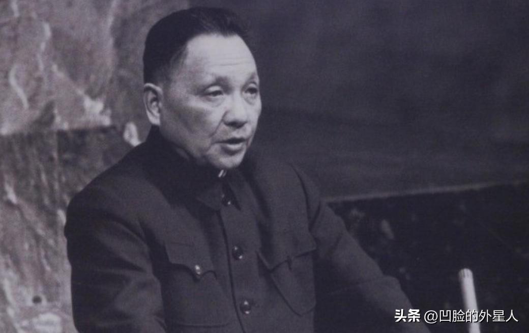 1964年4月，邓小平视察兰州504厂，一家对外绝密的铀浓缩工厂，在车间角落，他