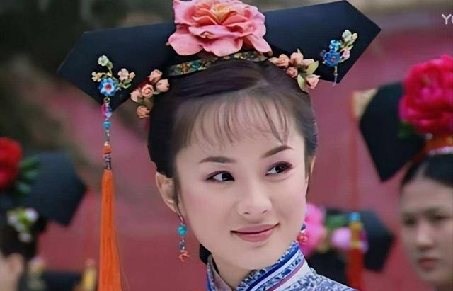 1661年，顺治刚咽气，20岁的贞妃就被逼殉葬。贞妃匆忙更衣，几个小太监就冲进她