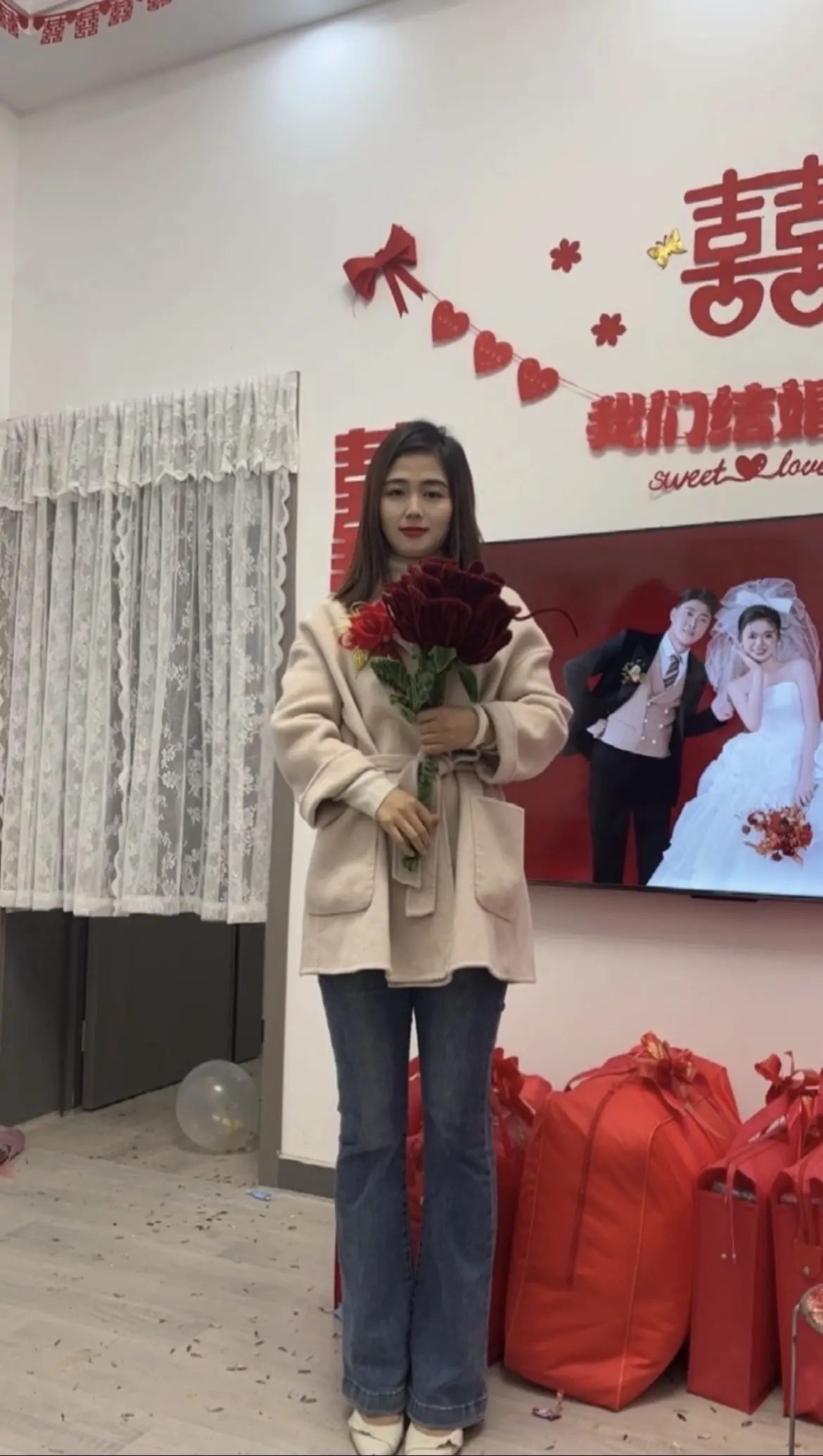 纪念下我们的12周年结婚纪念日，借外甥女的婚礼现场留个念，来凑下热闹哒😂😂