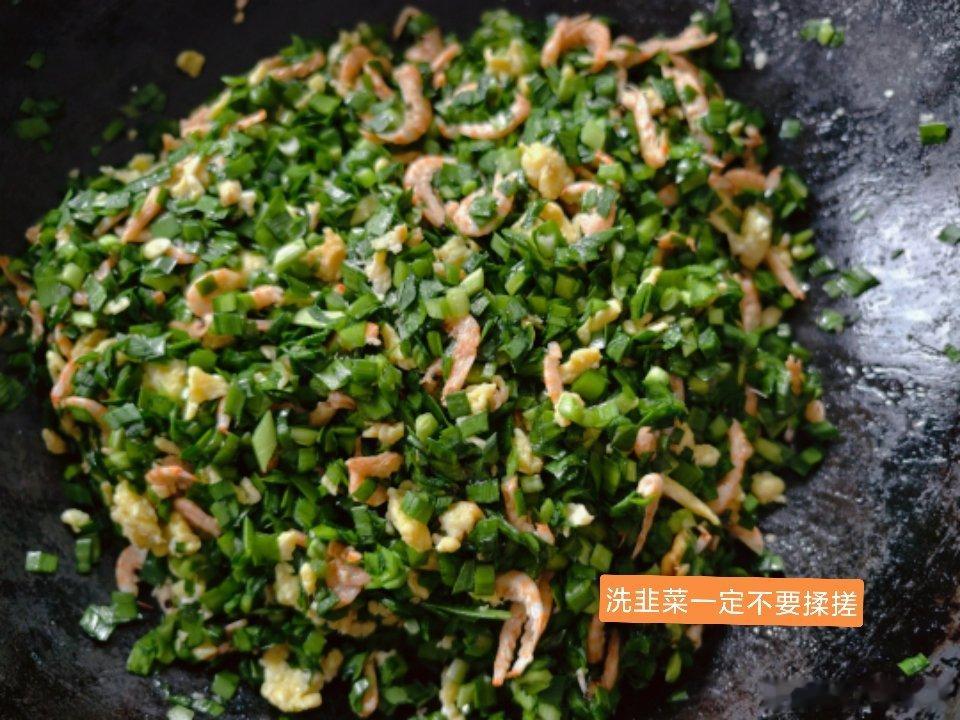 让大公鸡给我买二两韭菜，结果他买回来两捆。没办法，晚上用一捆韭菜做了馅饼，最大限