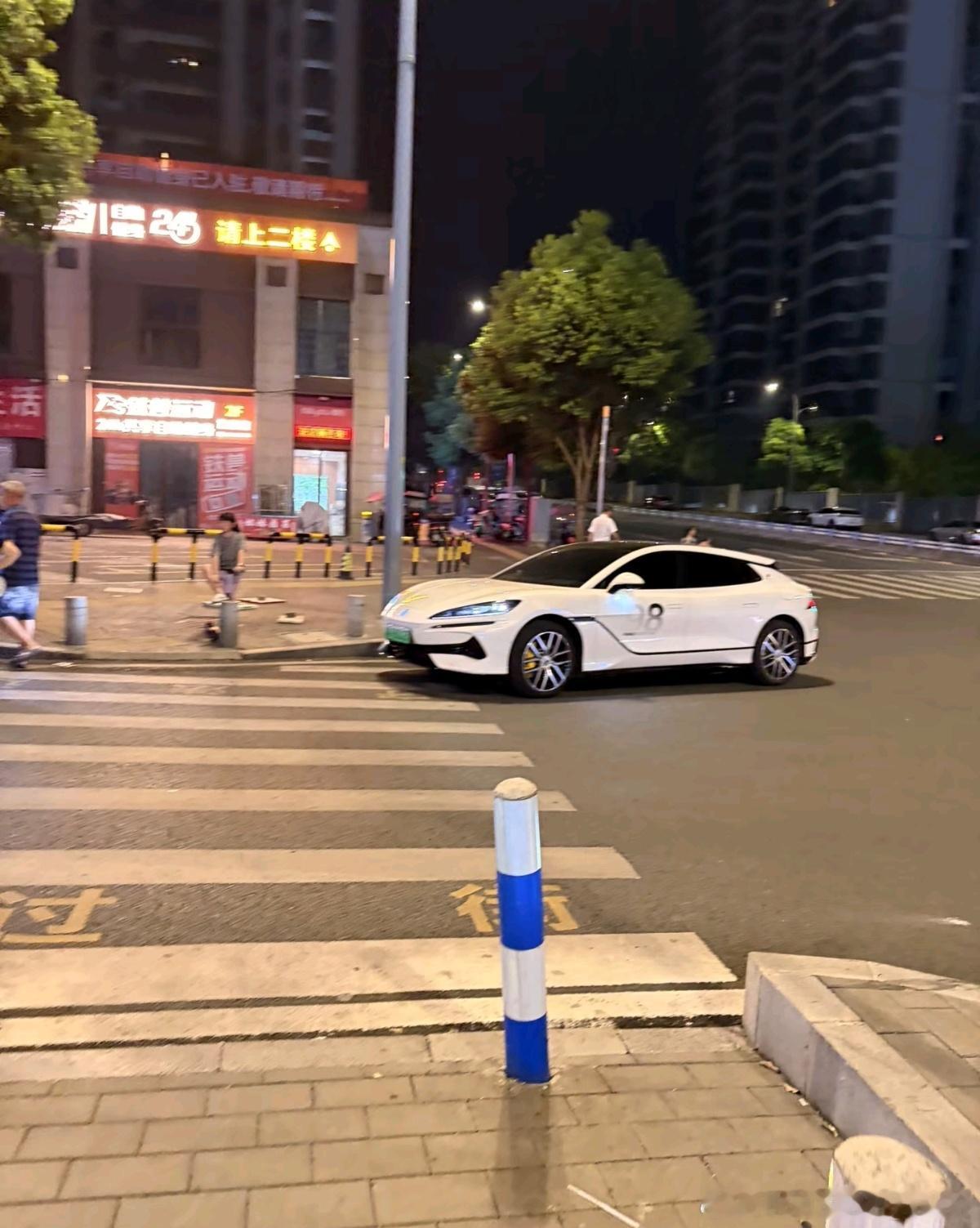 腾势Z9GT见最多的是绿色和黑色，白色真比那俩好看太多了吧