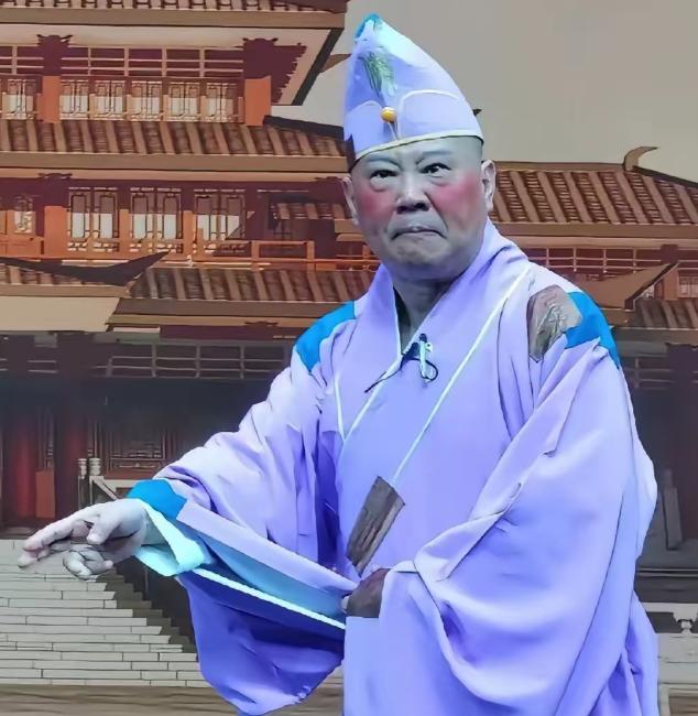 有时候真不是“避谶”不避谶的问题。
相声最有意思的地方，本来就是现场发挥。
台下