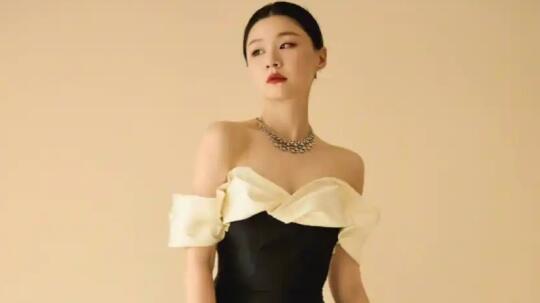辣妈金靖回来了！红毯鱼尾裙造型端庄吸睛