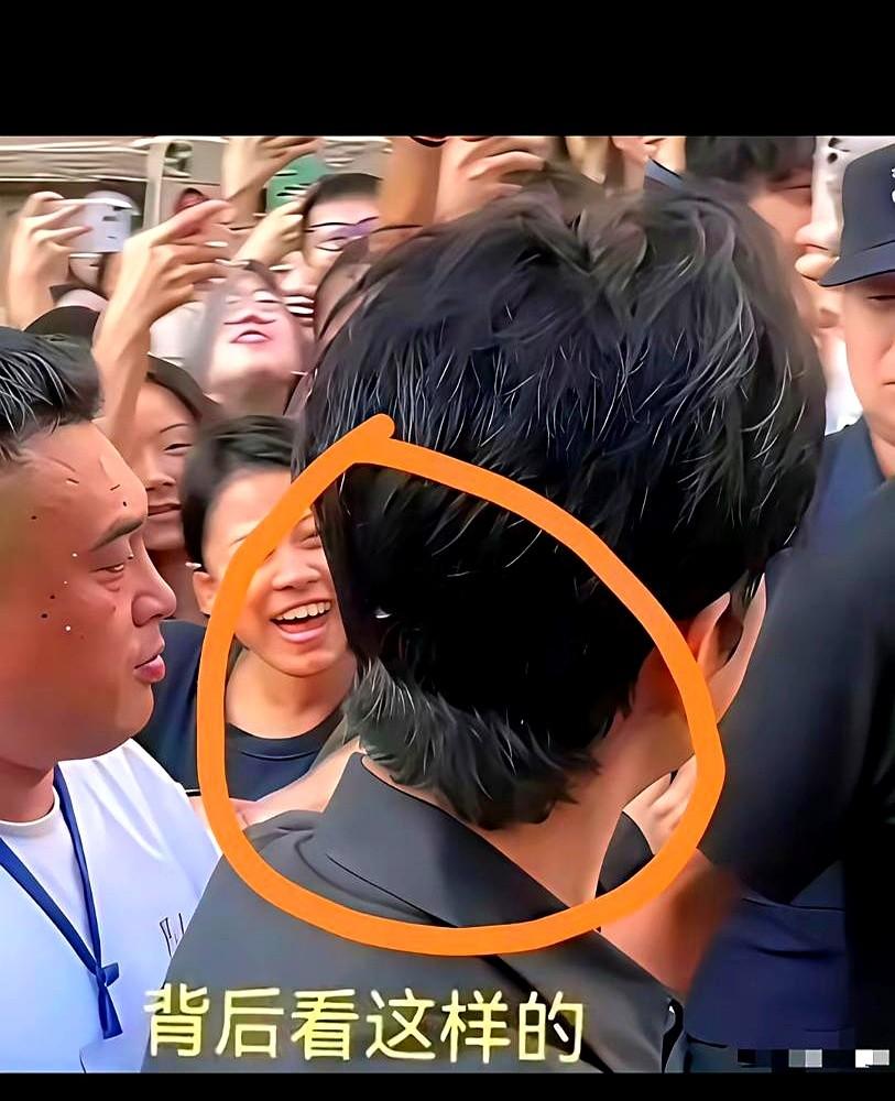 沙溢也没想到，在综艺上玩个游戏，竟被小年轻一把薅掉了假发片。

47岁的黄晓明，