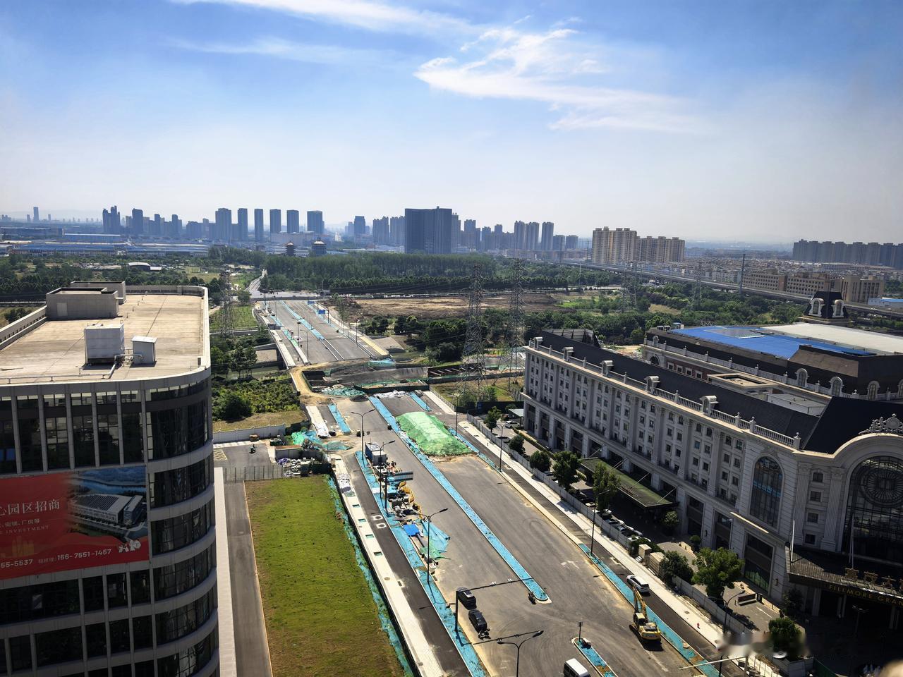 合肥身边事 和平路东延大众路工程，完工在即，部分围挡已拆，进行最后扫尾工程。通车