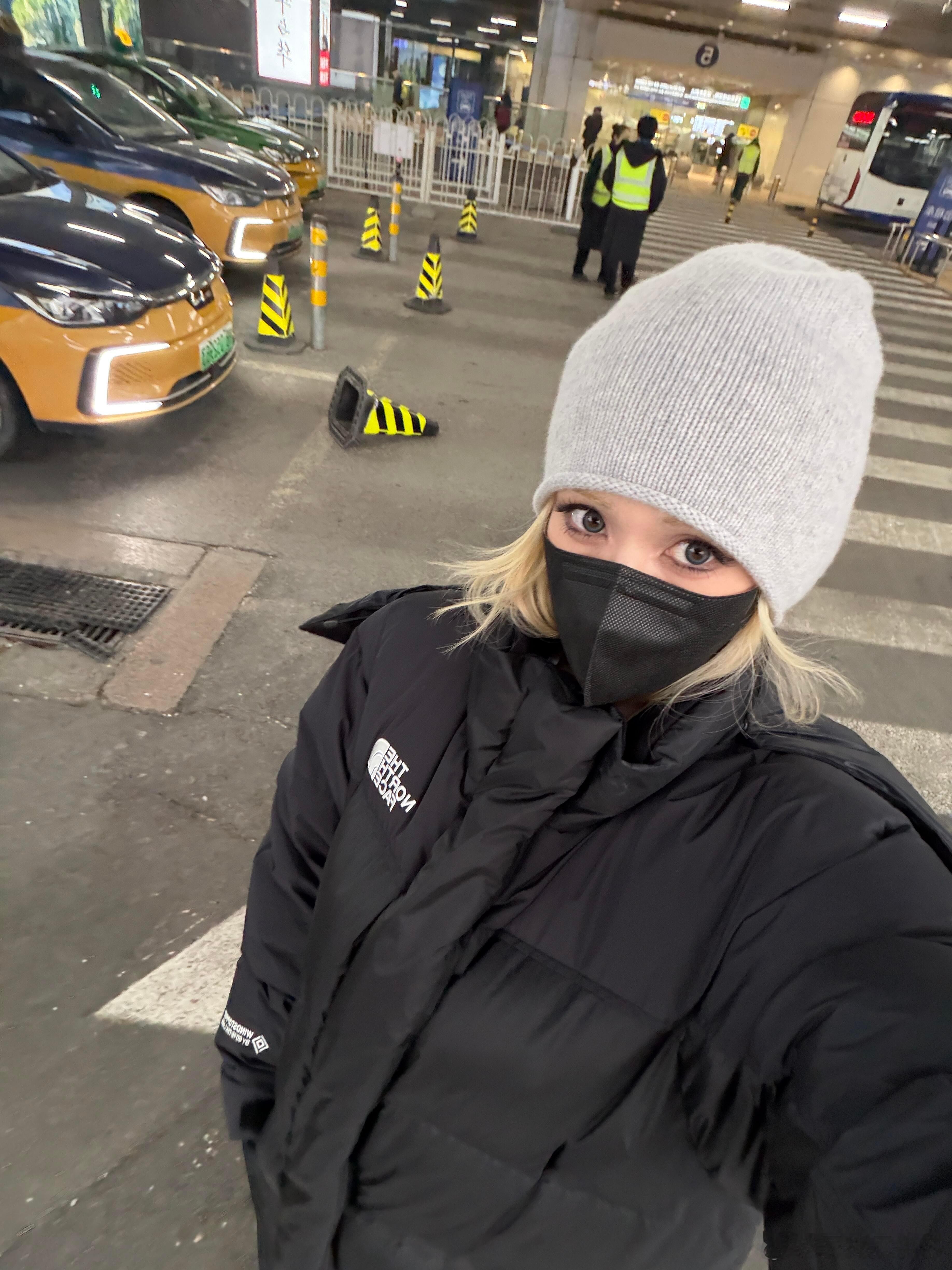 somi来北京也得穿黑色羽绒服果然，somi来到北京也潮不起来，也是穿上了黑色羽