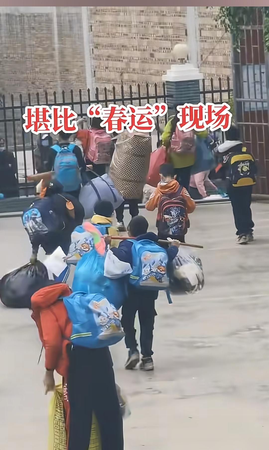 二十年前的春运场景又回来了
二十年前的春运场景又回来了，但这不是火车站，汽车站，