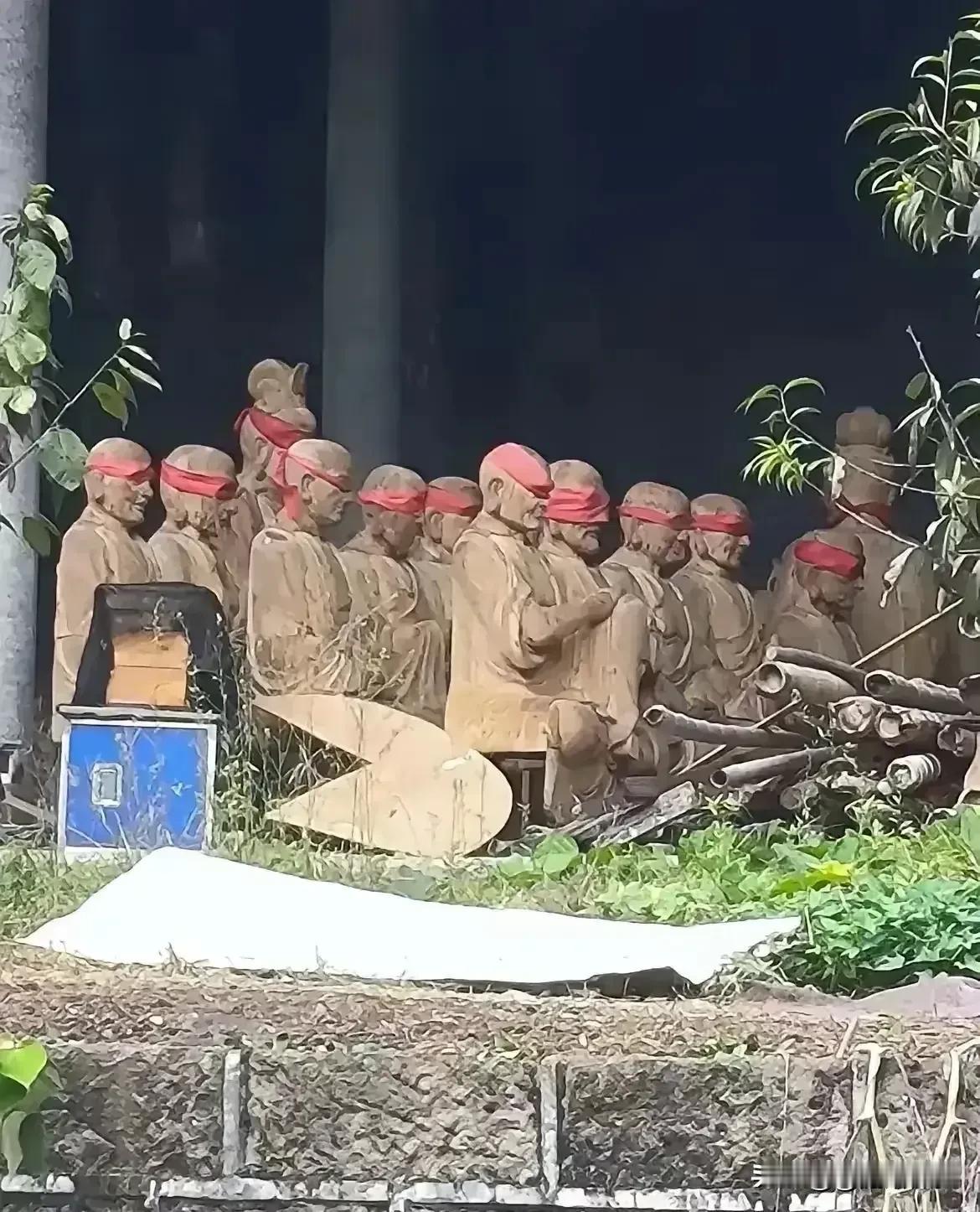 太阳岛上，有个道观在装修，发现好多仙人的眼睛被红布蒙上，不知道是什么原因？

也