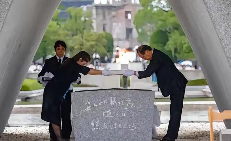 前几天，日本国内高调纪念广岛原子弹大爆炸和东京大轰炸，将其称为20世纪最反人类的