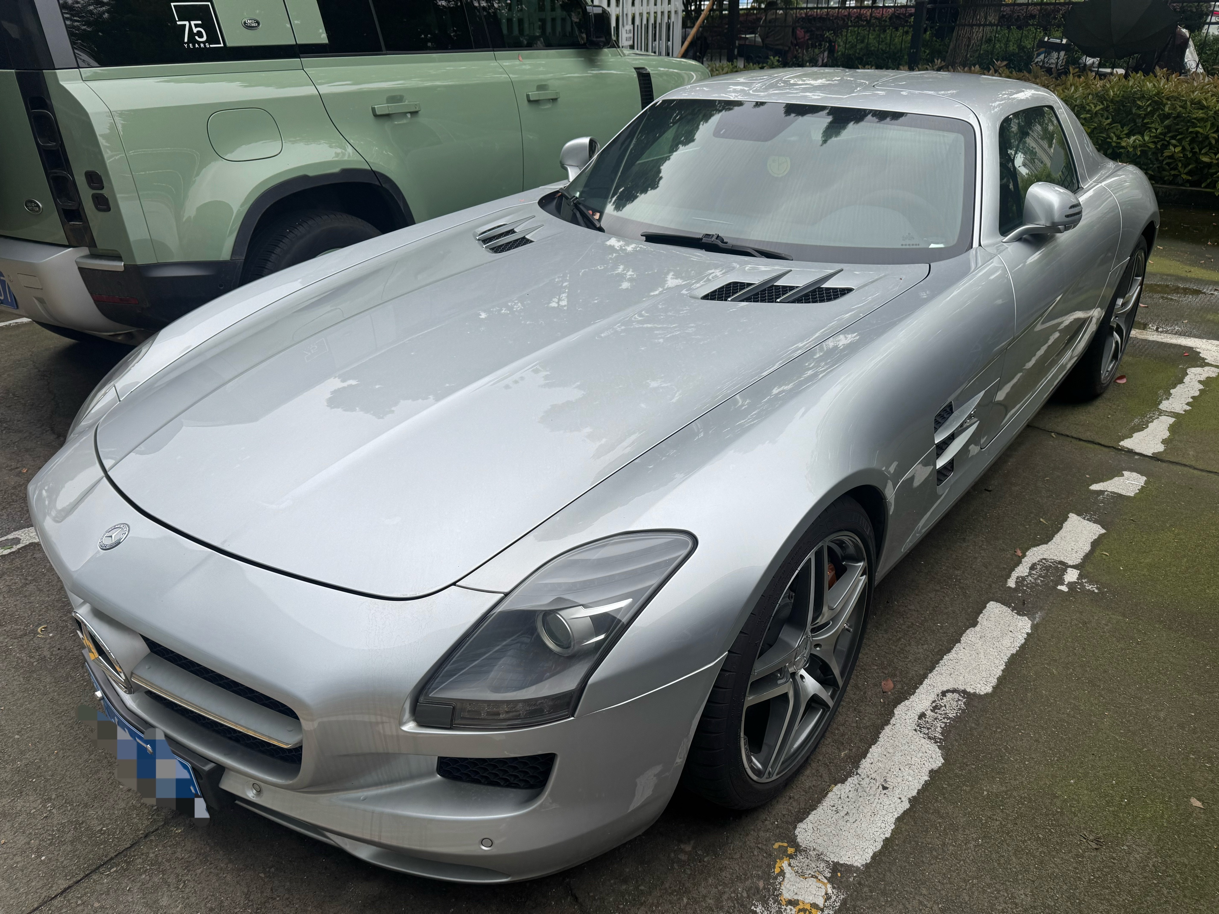 现在只要看到银色奔驰、我就走不动路了❤️ 