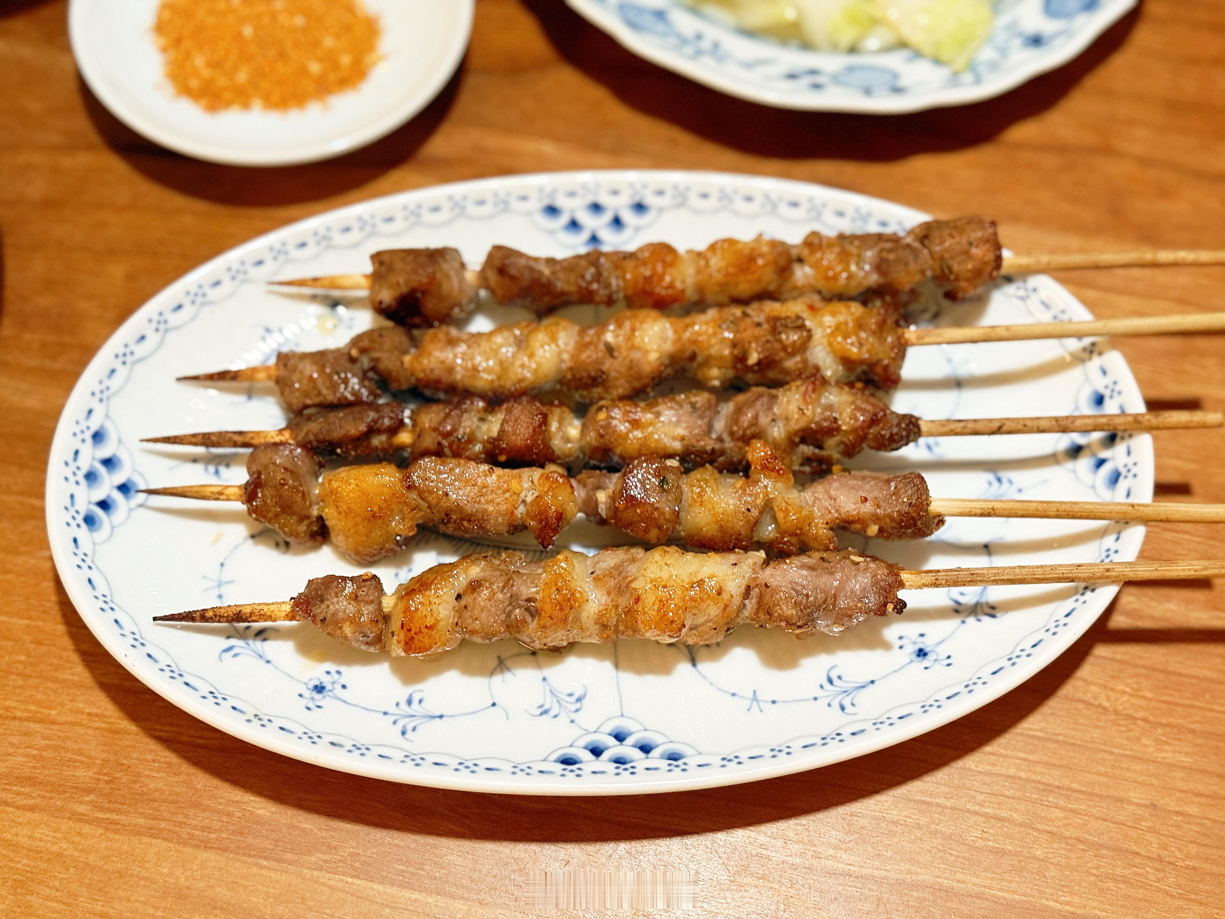 漫长暑假，做饭都应付了，牛肋骨热一热，烤个羊肉串，炒个青菜，一个西葫芦鸡蛋。其实