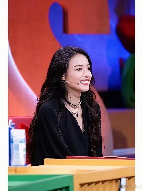 舒淇入行30年拿新人奖2001年舒淇参加戛纳电影节时，外国主持人：“你是中国人吗