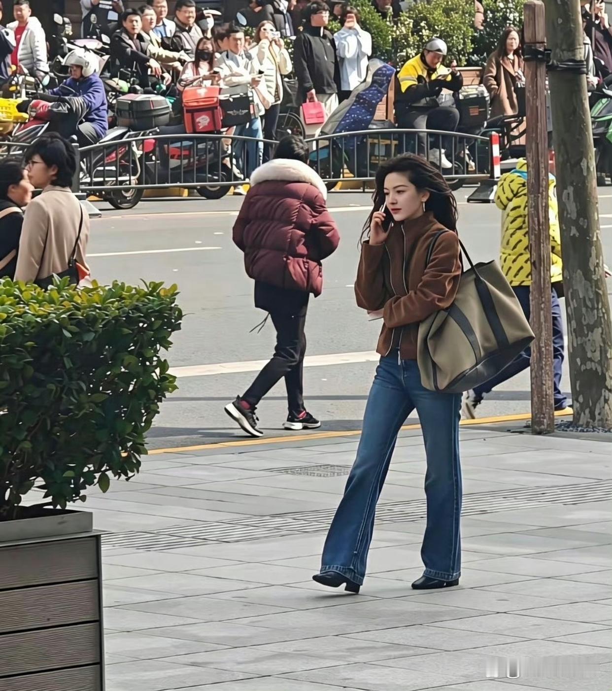 偶遇章若楠就懂明星的淡颜在现实中的冲击力有多大了 