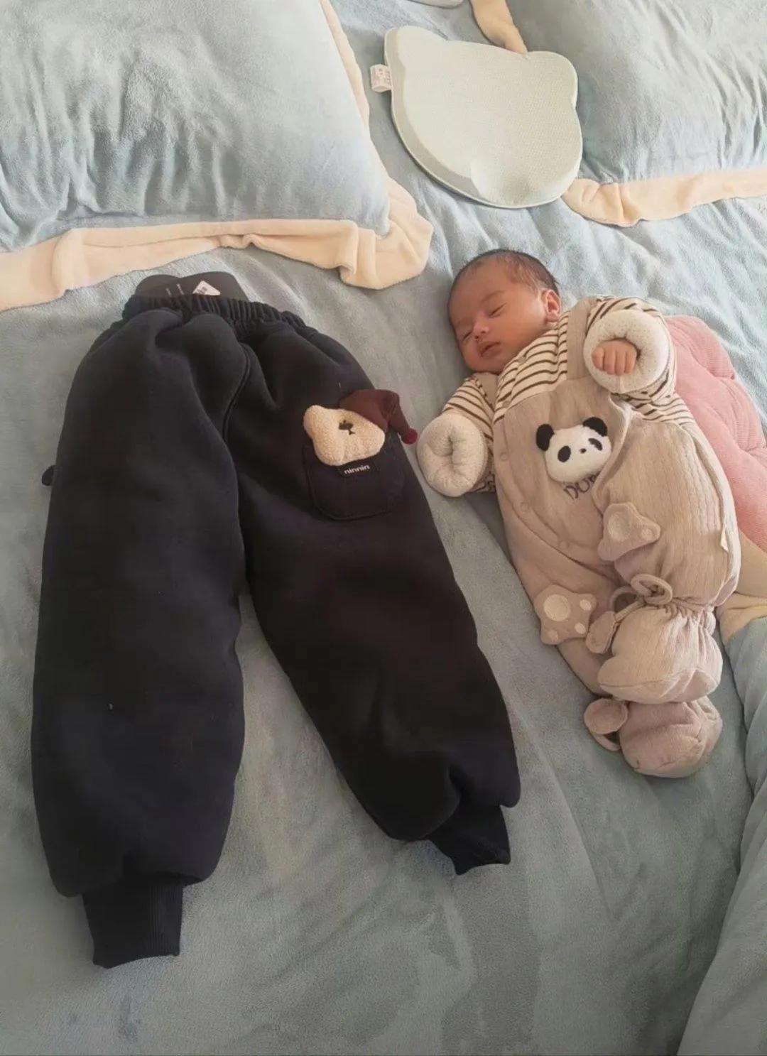 给孩子挑了条稍大些的裤子，想着能多穿些日子，毕竟小家伙长得快。