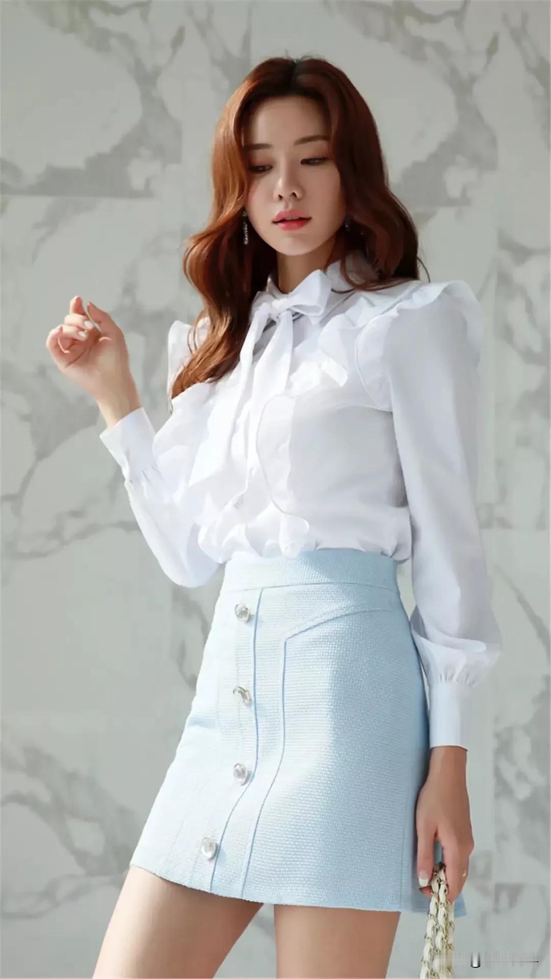 白衬衫和浅蓝色短裙的搭配，简直是清新优雅的代名词！就像国庆出游那套穿搭里，白色娃