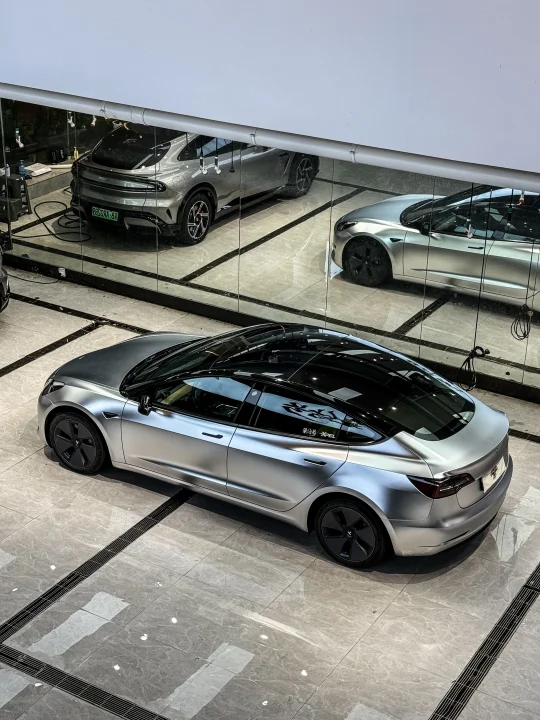 改色要显贵，我有银色特斯拉 你有吗