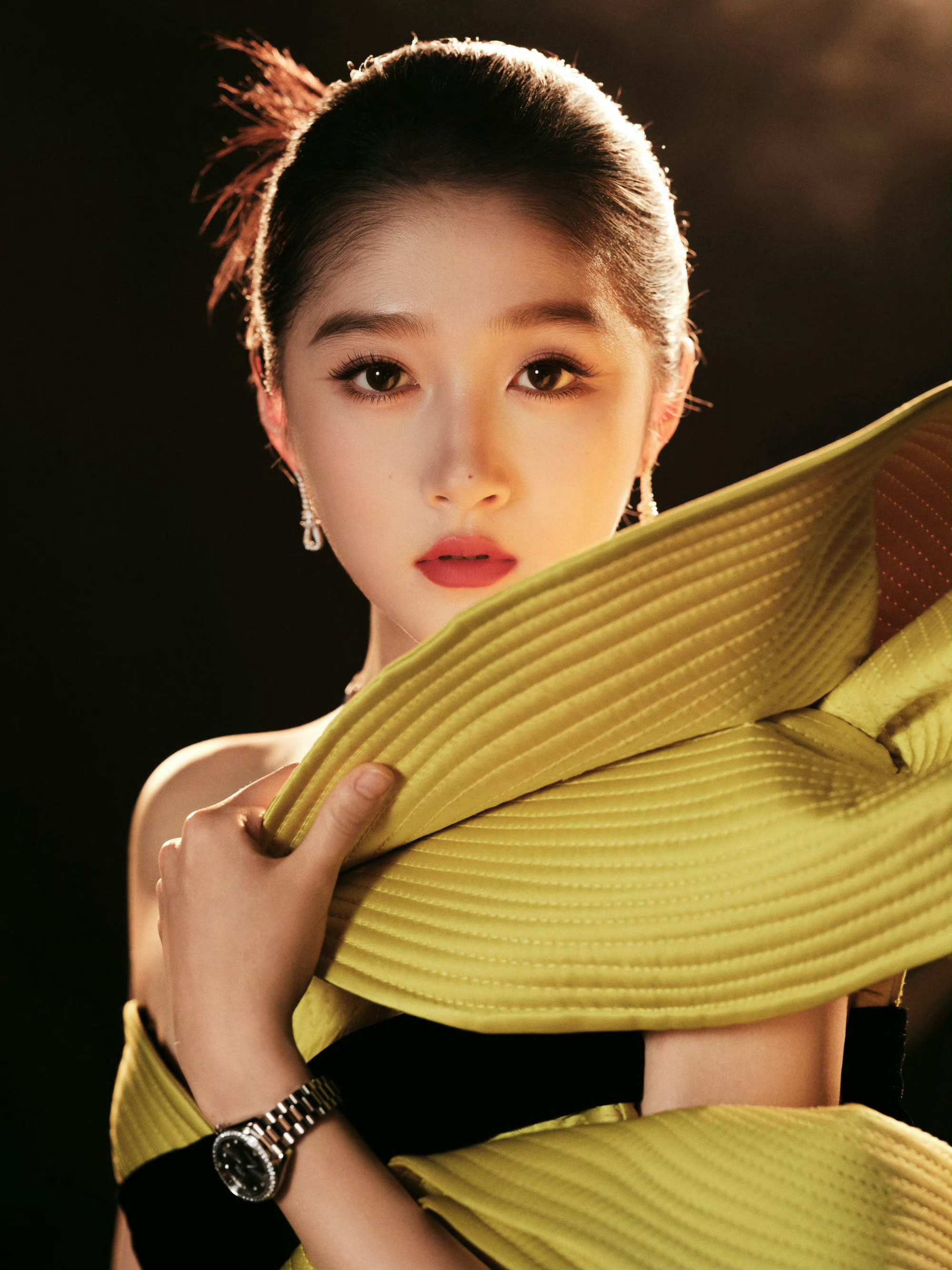 关晓彤今天金鸡奖这个造型挺好看的。明黄色的裙子很衬她，显得皮肤特别白。发型梳得一