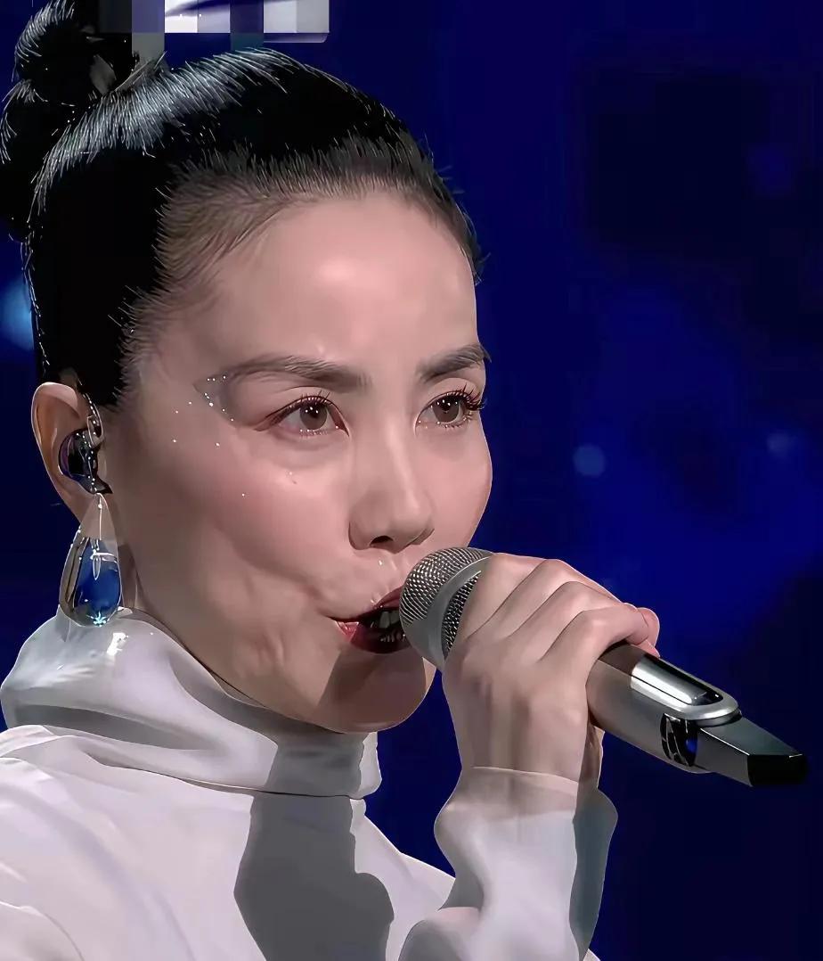 年纪相仿的俩人，一个自然老去，一个整容脸，还是自然老去的看着顺眼。
年轻时候的她