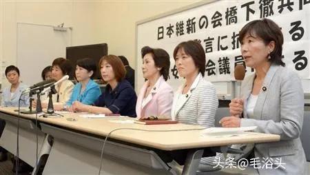 日本妇女组团到联合国状告日本政府。
在传统观念中，有“家丑不可外扬”一说，然而此