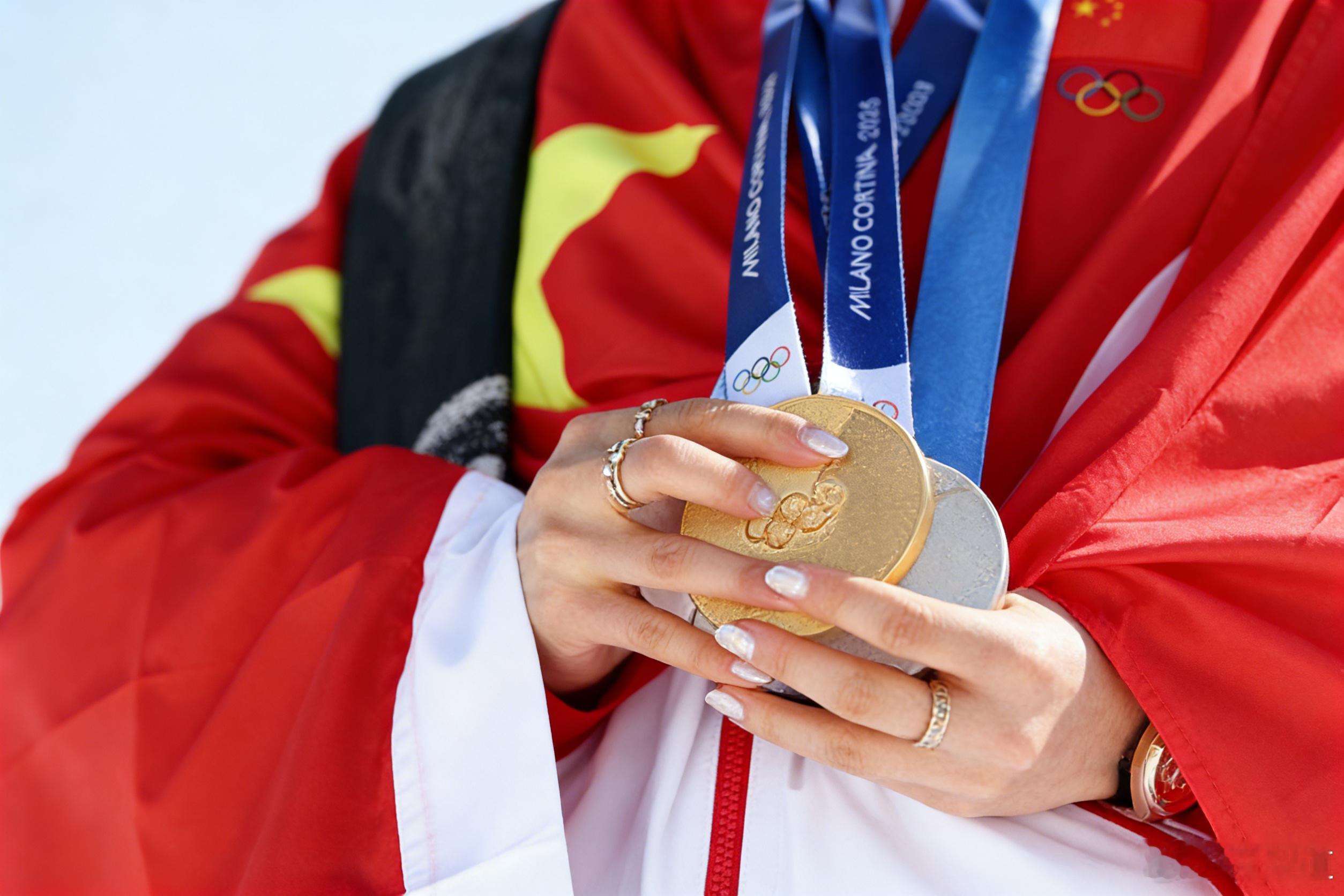 冬奥会谷爱凌说自信是摔出来的在接受新华社记者专访时，谷爱凌表示，奖牌的意义不在颜