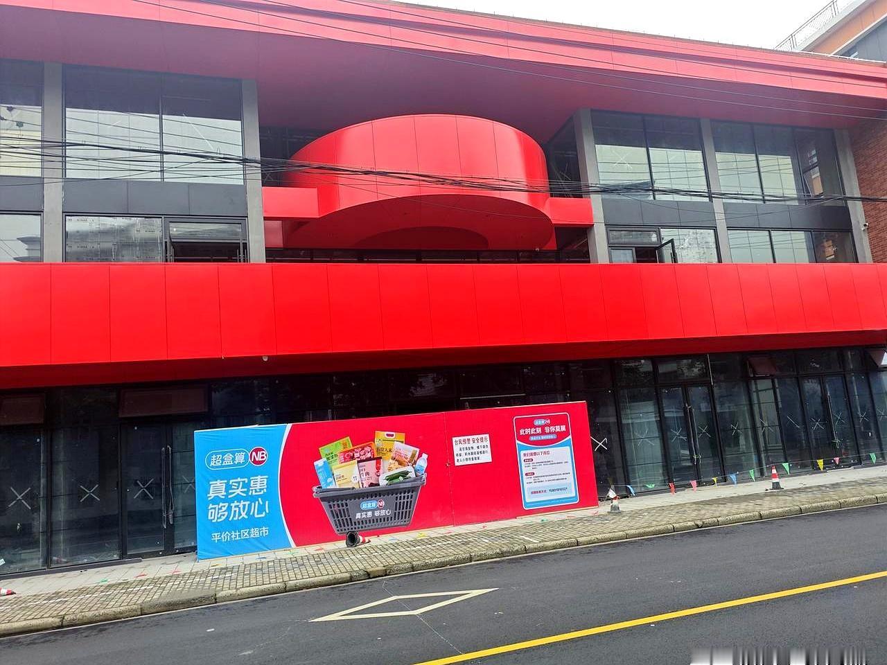 天刚亮时，虹口新市北路和仁德路口那座闲置十几年的厂房，突然像被按下复活键。
围挡