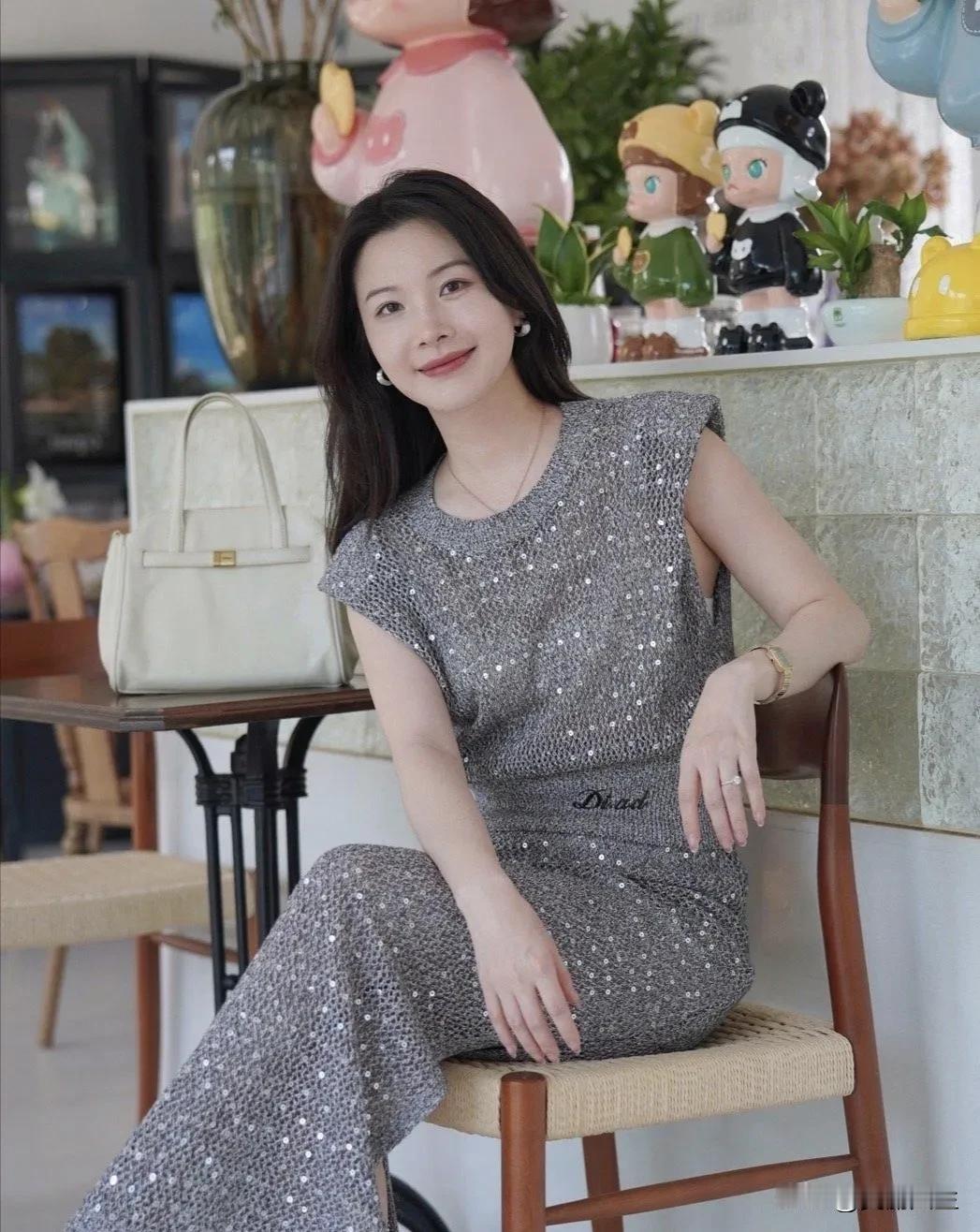 来松苑咖啡馆打卡了，凑个热闹。坐在窗前，让我想起了南京美龄宫，如果门前换成梧桐我