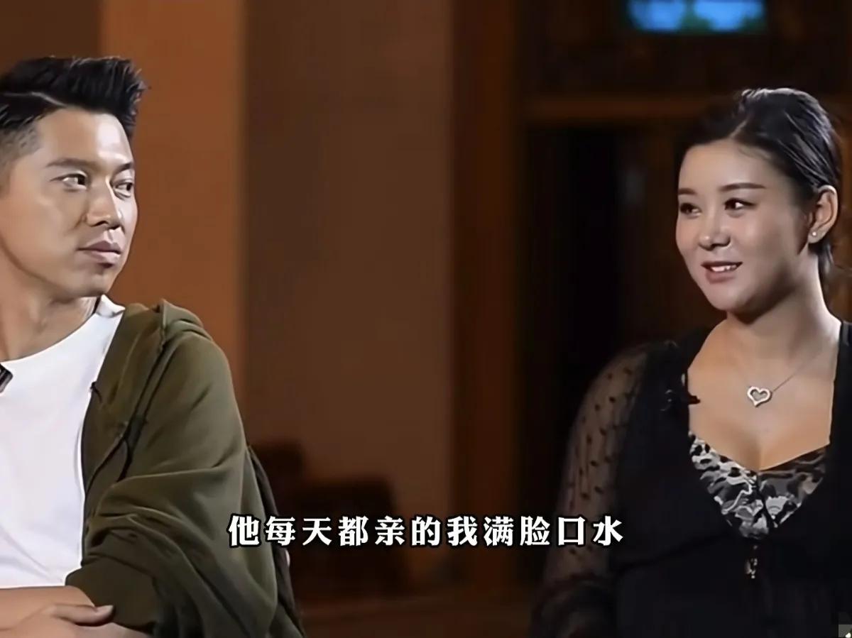 李小萌：他每天都亲的我满脸口水
反正他每天都会把我亲烦了
所以我觉得我真的是一个