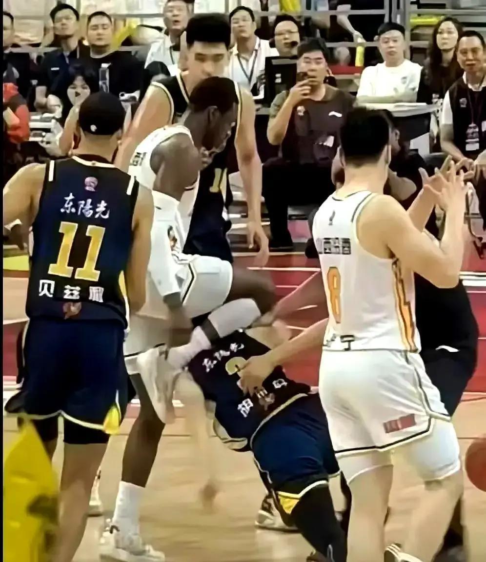 迪亚洛挥肘第2秒，裁判直接罚下！
 
山西主场瞬间炸锅。广东替补席全站起来，王少