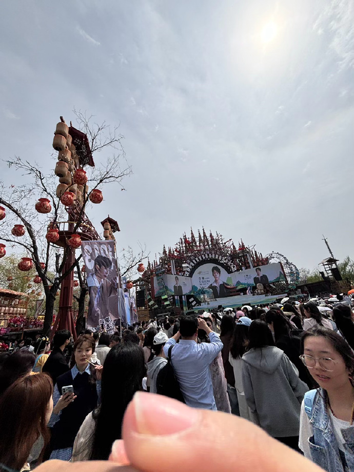 李卿粉丝线下应援 每一份应援都藏着粉丝的心意，每一束花、每一张手幅，都是跨越山海