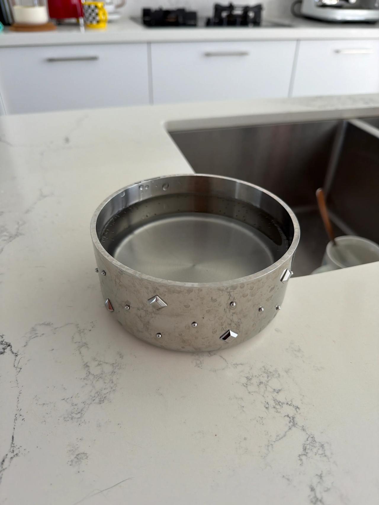 网友晒了一个不锈钢制作的狗碗

当大家以为这个狗碗只有几十块的时候，

网友告诉