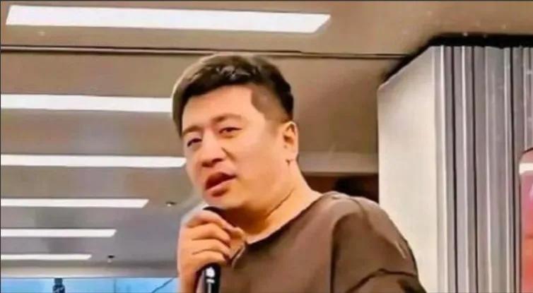 官方说的是心源性猝死。可明眼人都看得出来，这位靠一张嘴闯出千万粉丝的考研名师，是