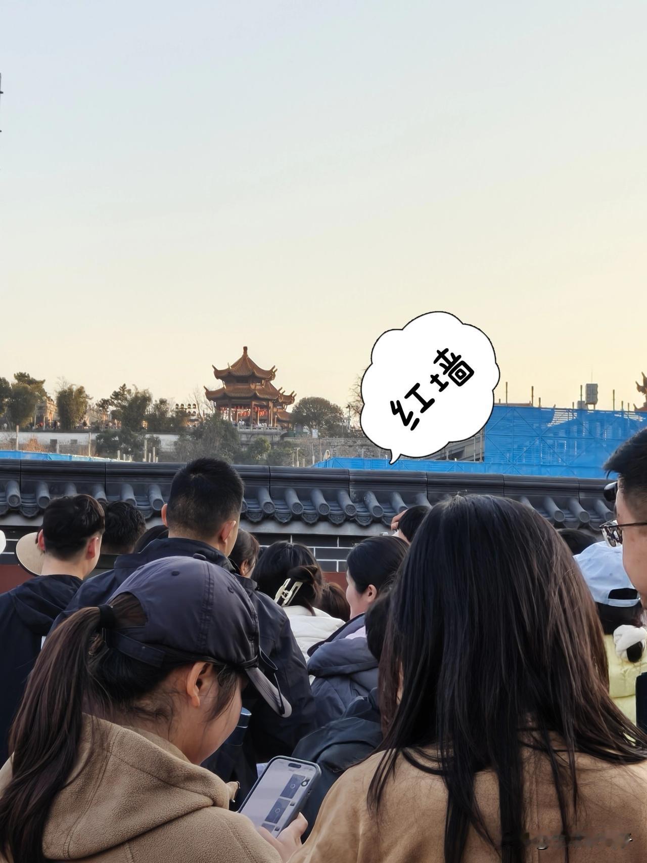 正月初四，我们以黄鹤楼为中心逛了逛。黄鹤楼红墙真是让人意外。

我说，奢侈一把，