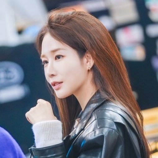 IU新歌献给刘仁娜左边的成年女生（刘仁娜）说“对我失望了吧”          