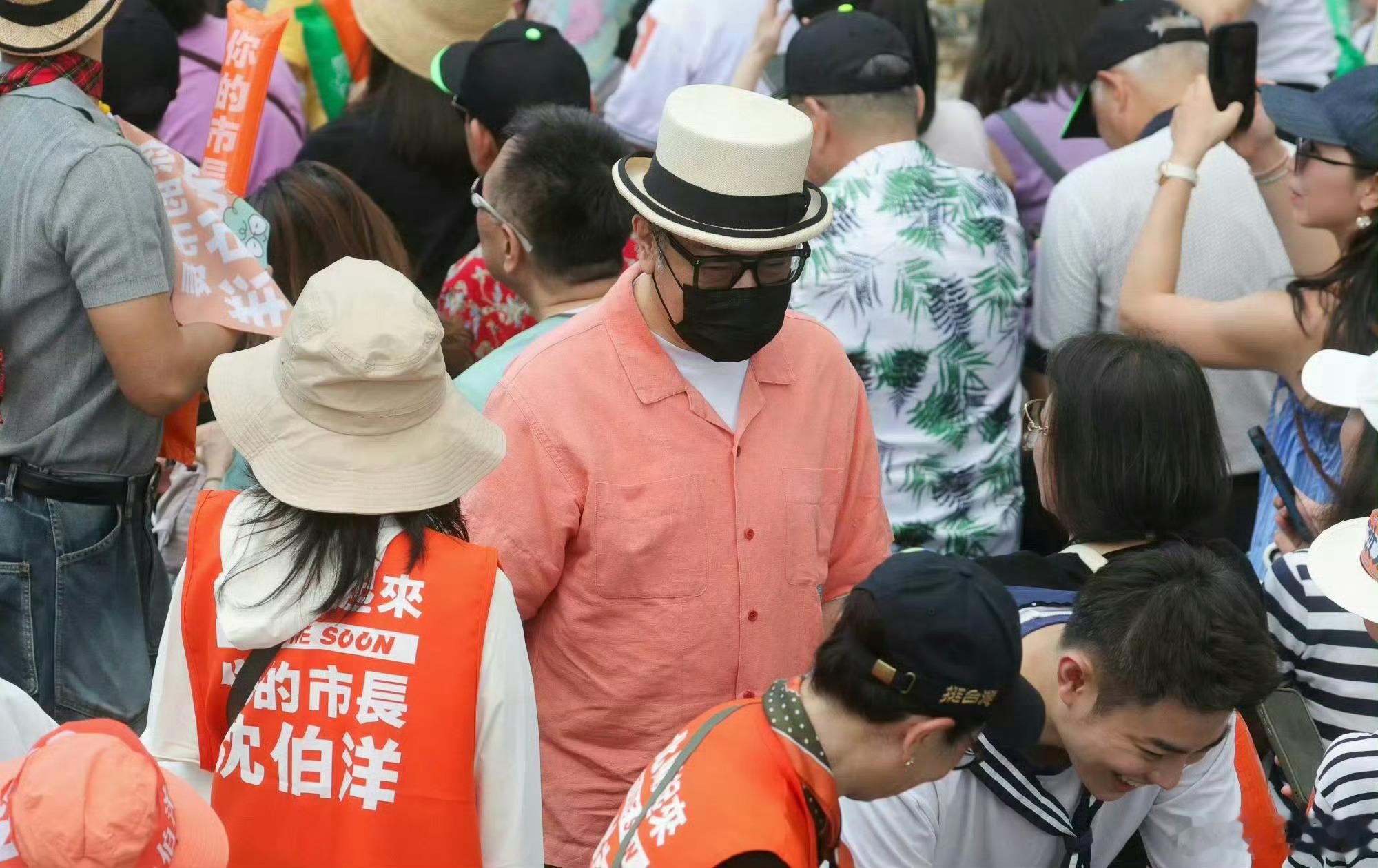 蔡康永在台独分子竞选会场挥舞应援棒之前的采访看着就不对劲…这回不装了？摊牌了[费