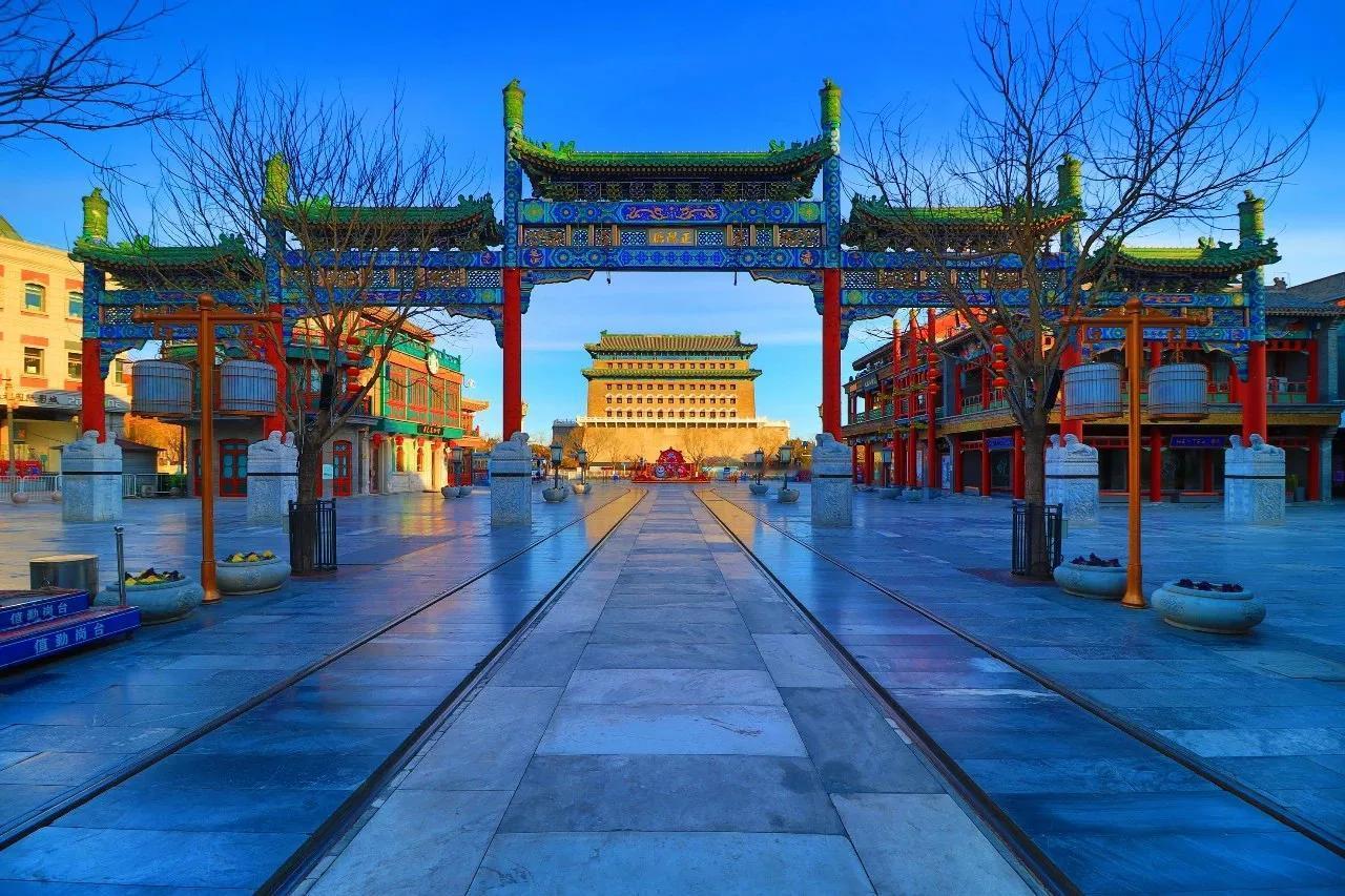 今后二三线城市可能会出现人才落户就送房的政策。政府手里的房源太多了，送不完根本送