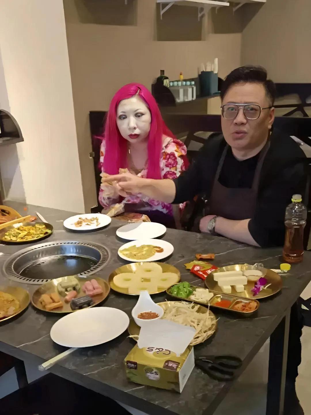 也是难为旁边这大哥了！心惊胆战的吃顿饭[我想静静]
