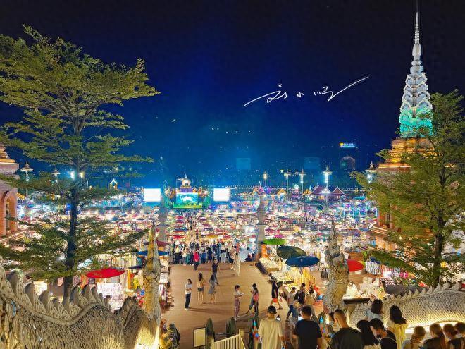 西双版纳位于云南南部，以丰富旅游资源和浓郁民族风情闻名，是热门旅游地。其最具代表