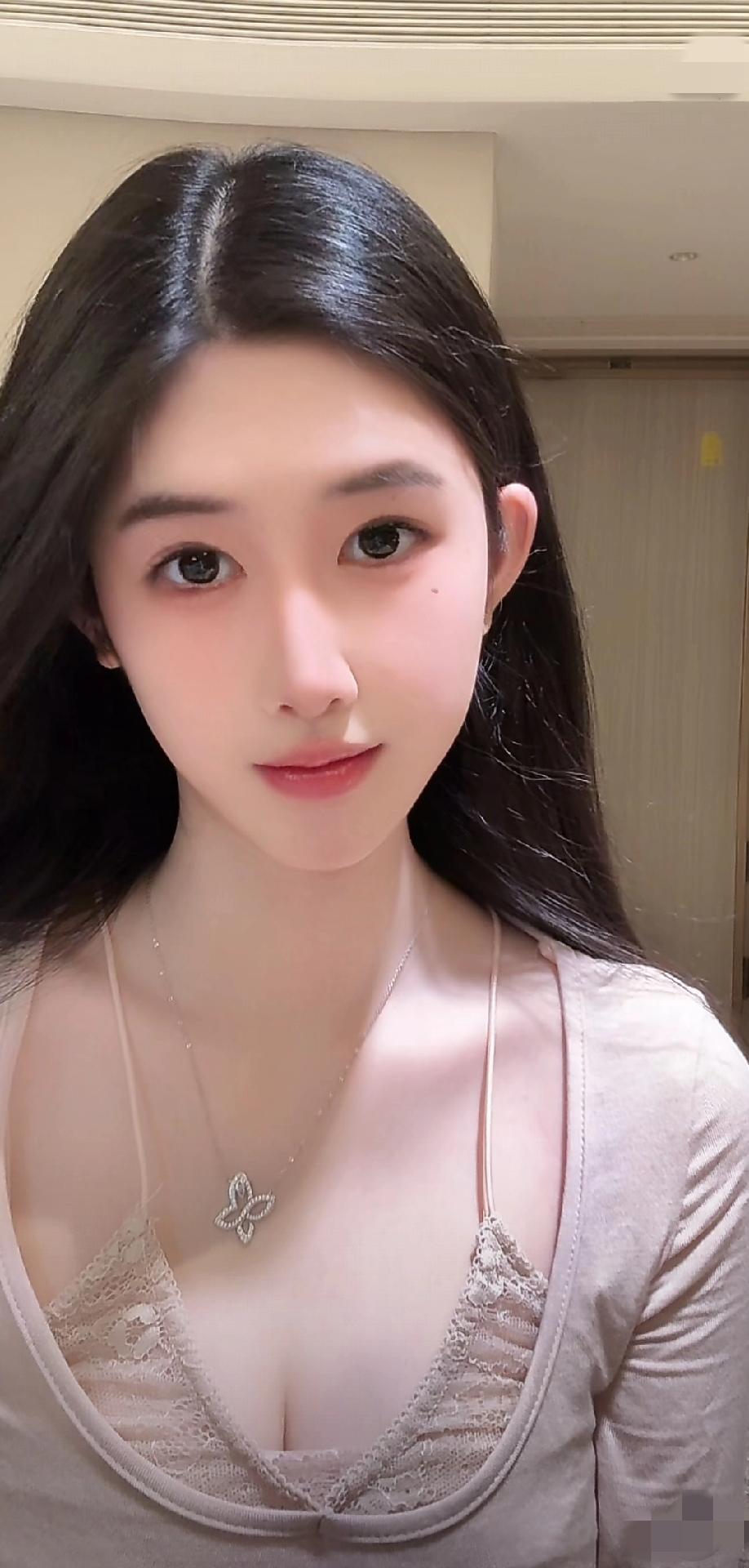 真正让人过目不忘的美女，美在独特气质。像鞠婧祎，就是惊艳时光的东方美人。她一出场