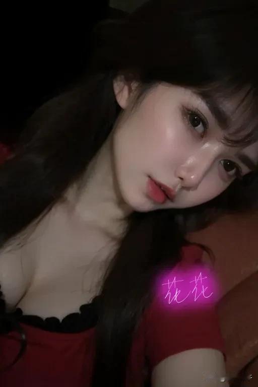 小老头
平常躺在床上睡觉穿衣服吗
我经常被要求不穿
也是服了他了
穿睡裙都不行[