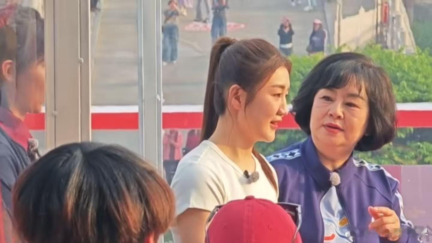 陈梦鞠萍同框 “野生山东宣传大使”陈梦上线！这次在淄博遇到老乡鞠萍姐姐，两人现场