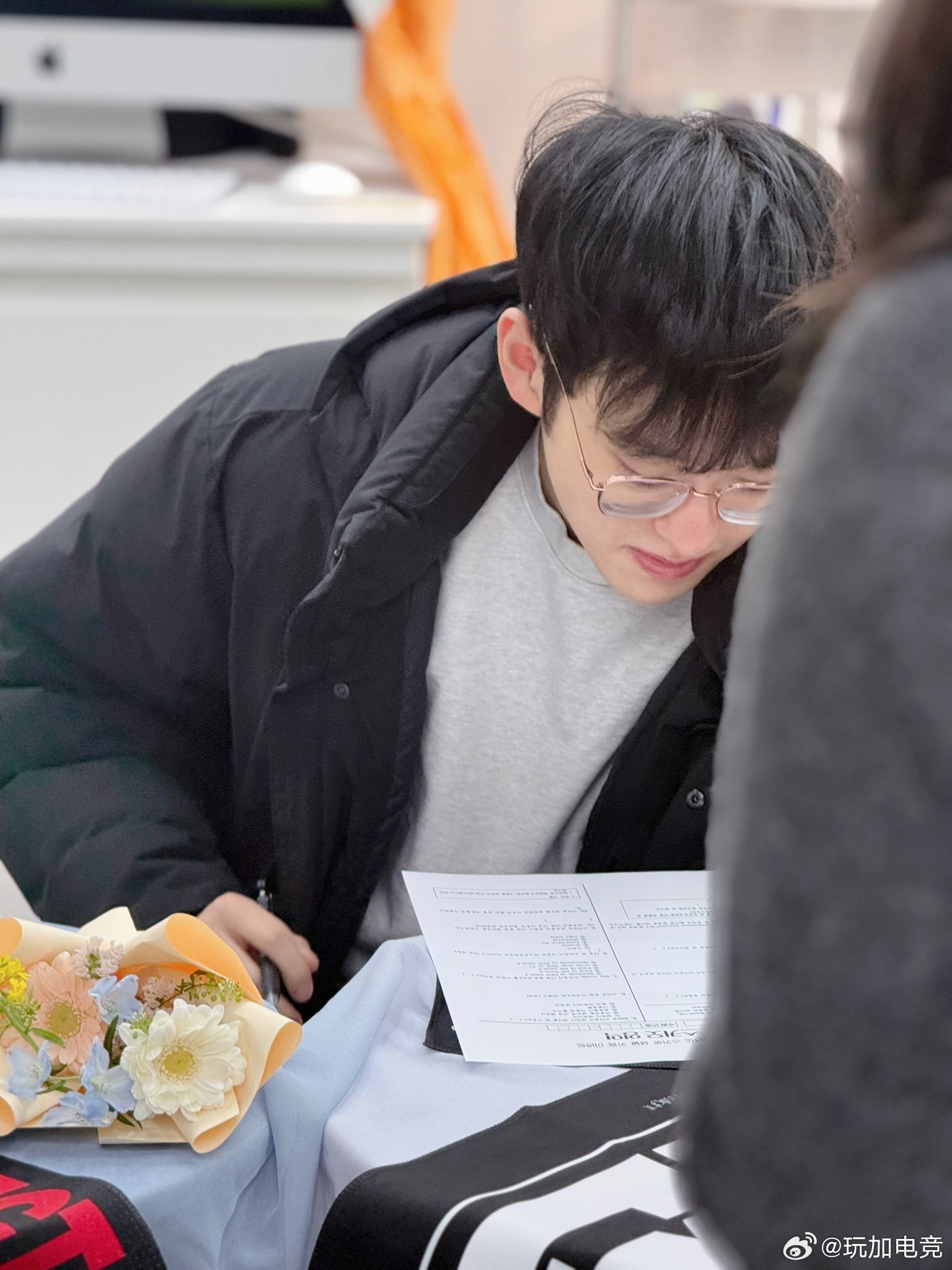 善良的汭燦🦊生咖啡活动本来约定只给5个人签名的，结果给所有来的人都签了👍👍