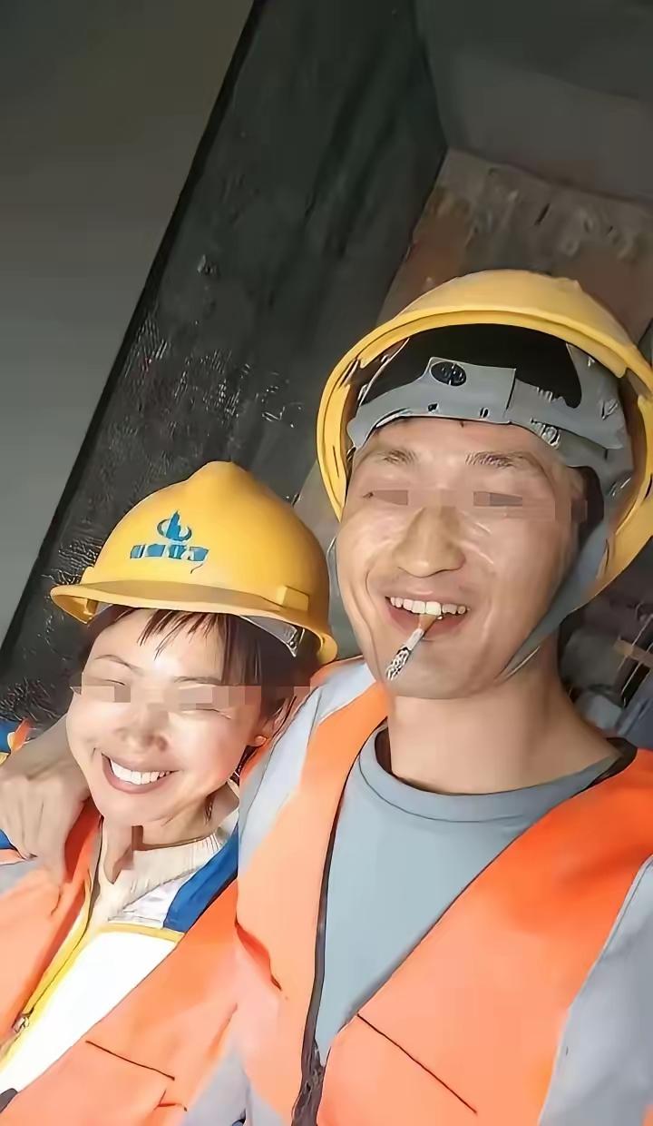 老婆陪我在工地上打工，她干小工180一天，我干大工320一天，老婆83年的猪，我