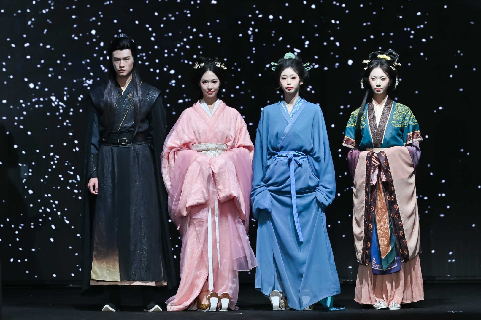 圣洁甘孜大美无言贡嘎时尚之夜 以往提起甘孜，人们最先想到的是贡嘎雪山的巍峨、理塘