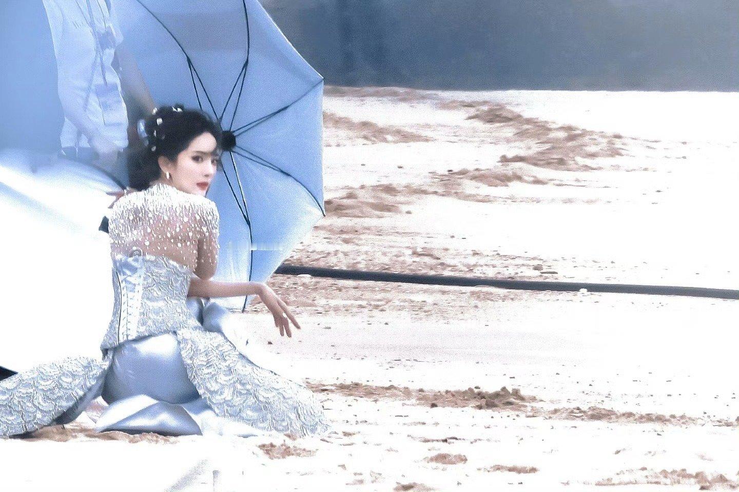 杨幂贝壳鱼尾礼服波光粼粼的美人鱼🧜‍♀️公主上岸了ELLE盛典还未开始，幂姐神