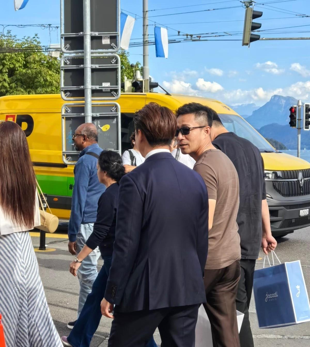 汪小菲带老婆在瑞士被偶遇，自己大包小包拎着，老婆空手跟在旁边。这个细节，确实拉好